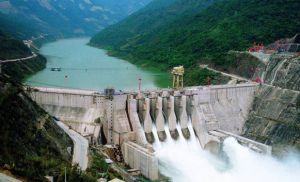 云南省大朝山水電站壩頂門機轉(zhuǎn)子吊裝檢修完成