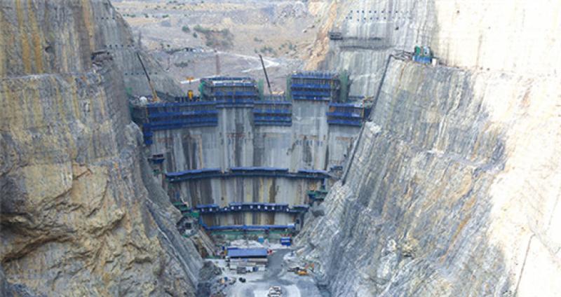 烏東德水電站大壩混凝土澆筑上升突破壩高一半