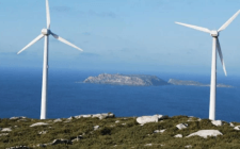 在Costa da Morte的三個(gè)風(fēng)力渦輪機(jī)的風(fēng)電場(chǎng)爭(zhēng)議