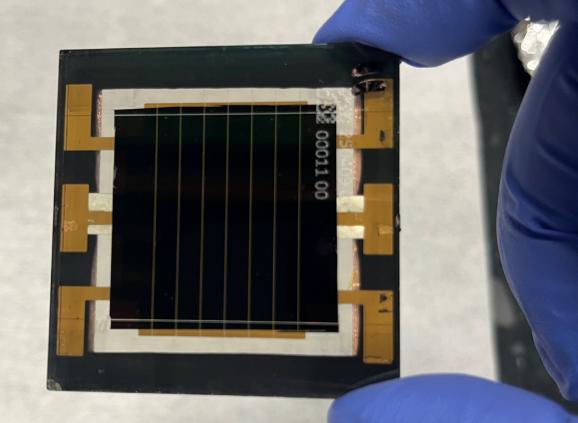 NREL、CubicPV 鈣鈦礦微型太陽能組件效率達 24%