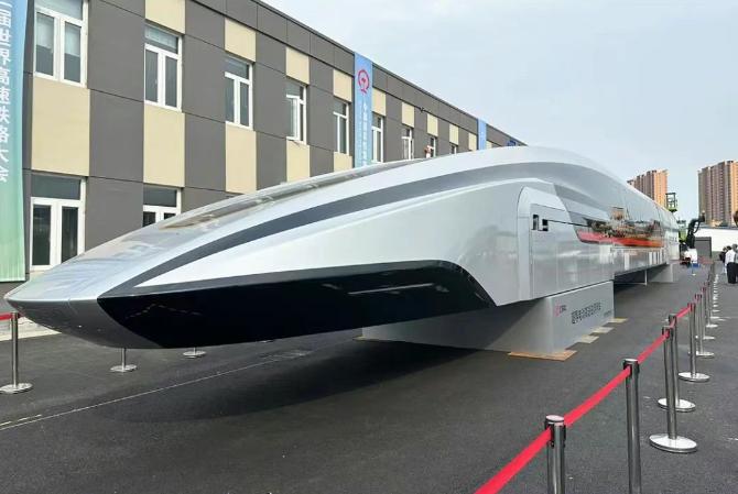 中國(guó)首輛600km/h超導(dǎo)電動(dòng)高速磁浮列車(chē)亮相