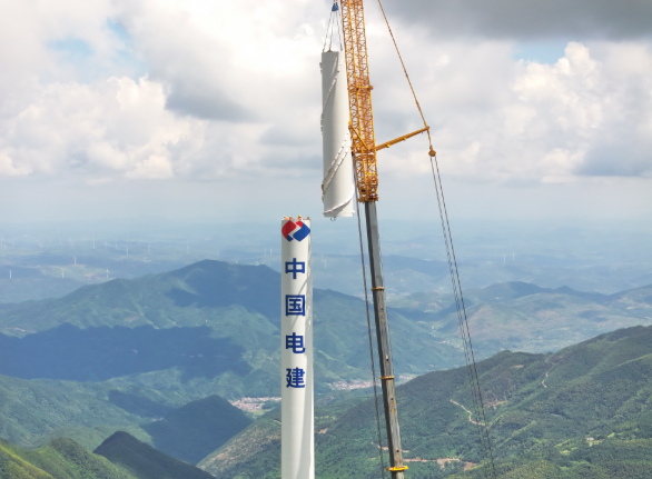 湖南歐陽海風(fēng)電場二期項目完成首臺風(fēng)機吊裝