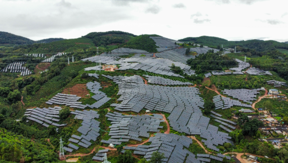 云南省首個(gè)“茶光互補(bǔ)”山地光伏項(xiàng)目并網(wǎng)發(fā)電